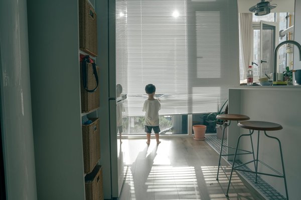 Quel type de stores intérieurs choisir pour une optimisation de la lumière naturelle ?